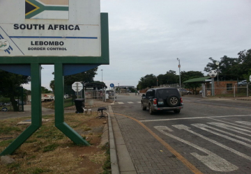 car crossing Lebombo border