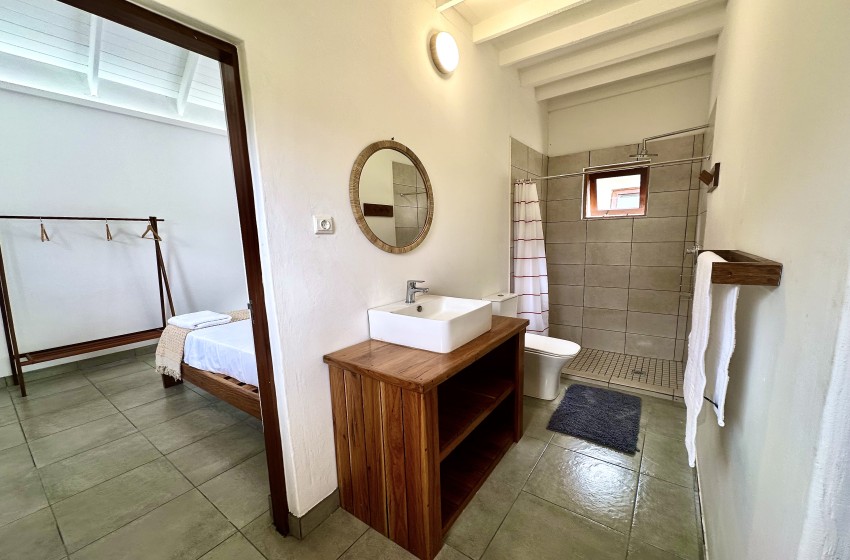 Bedroom and bathroom at Makana 7 in Ponta Mamoli