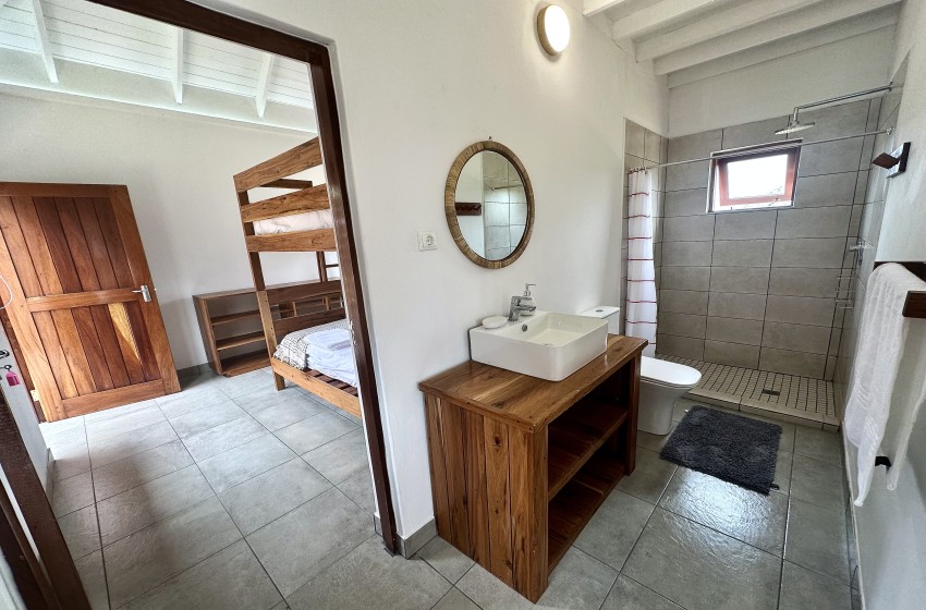 Bedroom and bathroom at Makana 7 in Ponta Mamoli