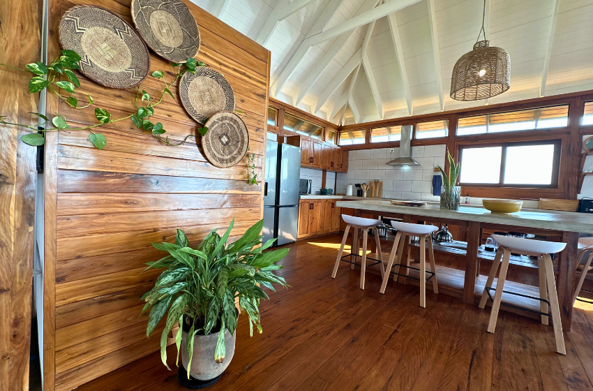 Kitchen and dining area at Makana 7 in Ponta Mamoli