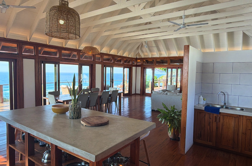Kitchen with sea view and wash area at Makana 7 in Ponta Mamoli