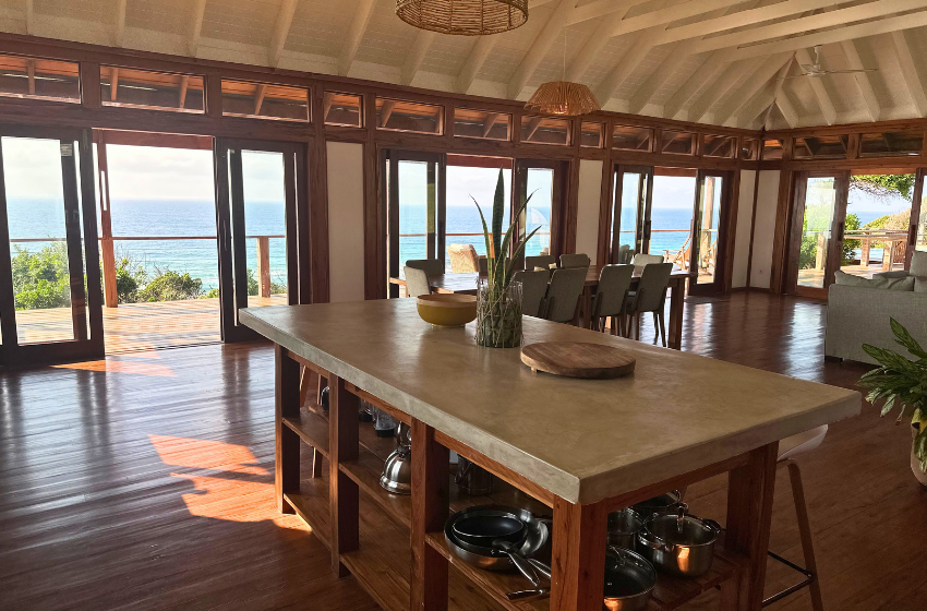 Kitchen with sea view at Makana 7 in Ponta Mamoli