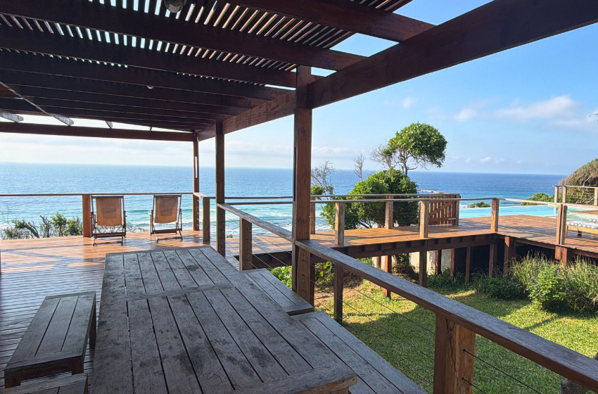 Outside dining table at Makana 7 in Ponta Mamoli