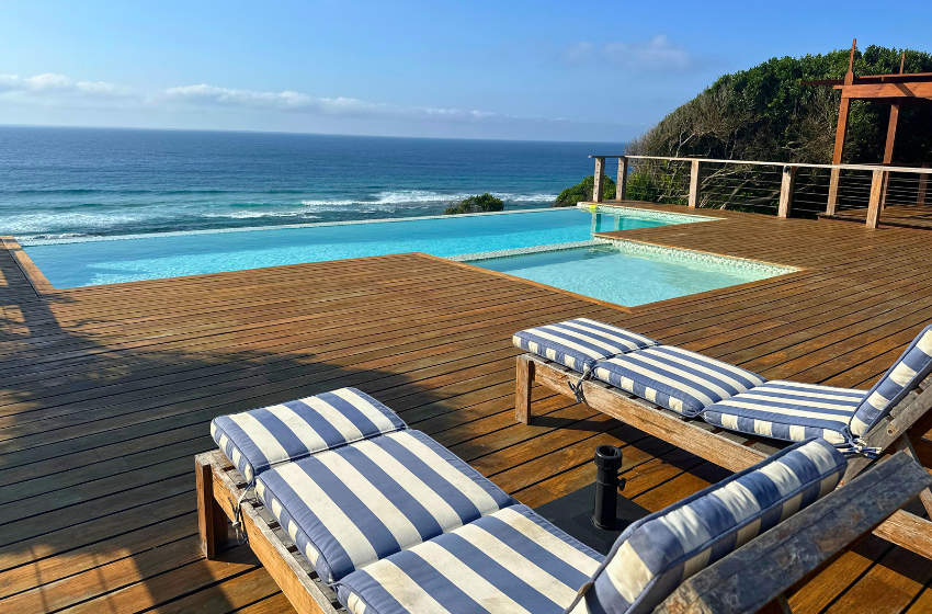 Pool and sun loungers at Makana 7 in Ponta Mamoli