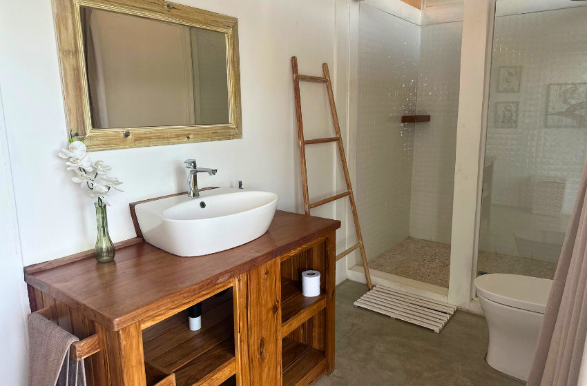 Bedroom 2 Bathroom with shower at Aloha 29 in Ponta Mamoli