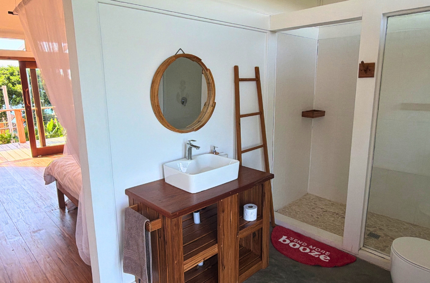 Bathroom at Aloha 29 in Ponta Mamoli