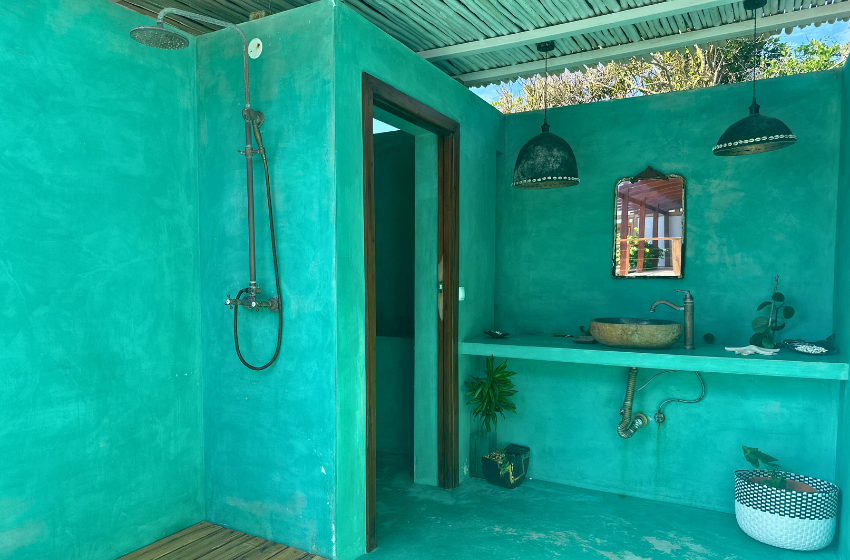 Outdoor beach shower bathroom at Aloha 29 in Ponta Mamoli