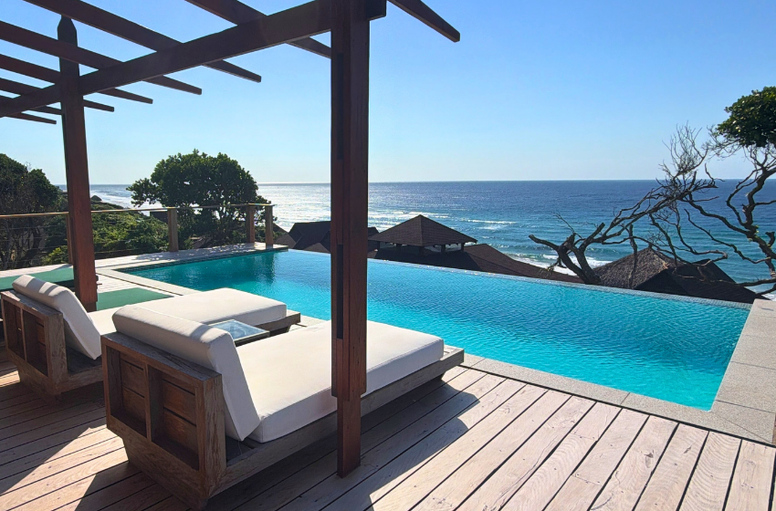 Pool overlooking the ocean at Aloha 29 in Ponta Mamoli