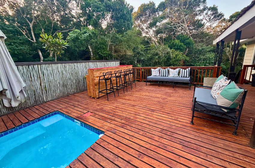 swimming pool and bar area at Campismo Ninho 41 in Ponta Malongane