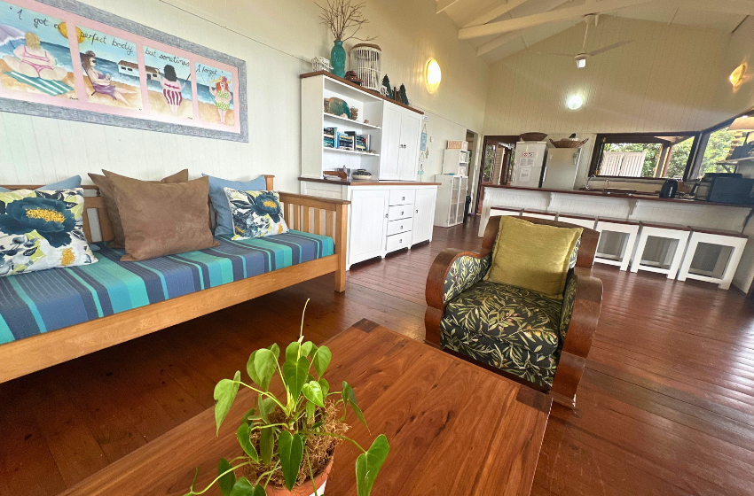 Kitchen and living room at Mar Azul 4 in Ponta Malongane 