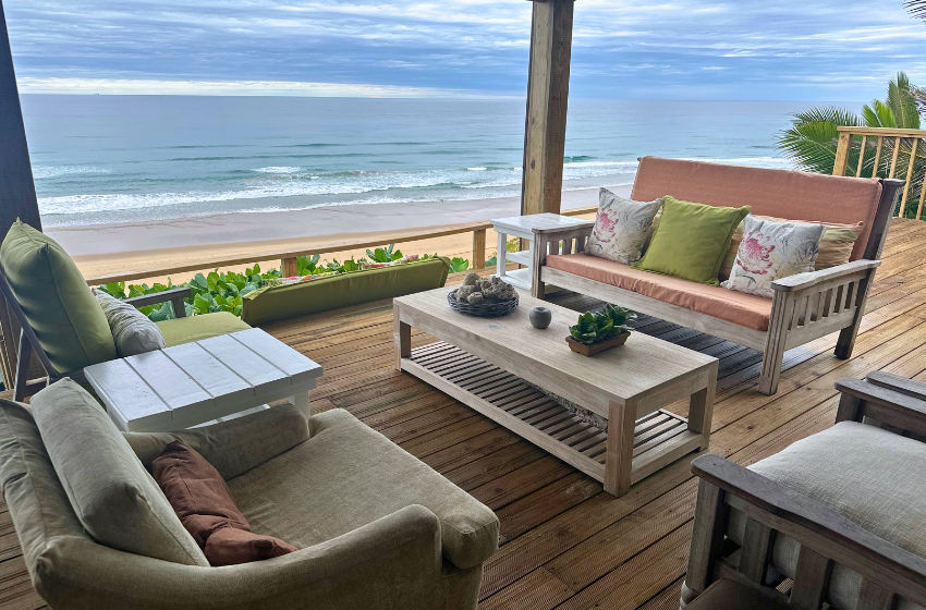 Outside couches with sea view at Mar Azul 4 in Ponta Malongane 