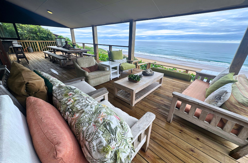 Deck with lounge area at Mar Azul 4 in Ponta Malongane 