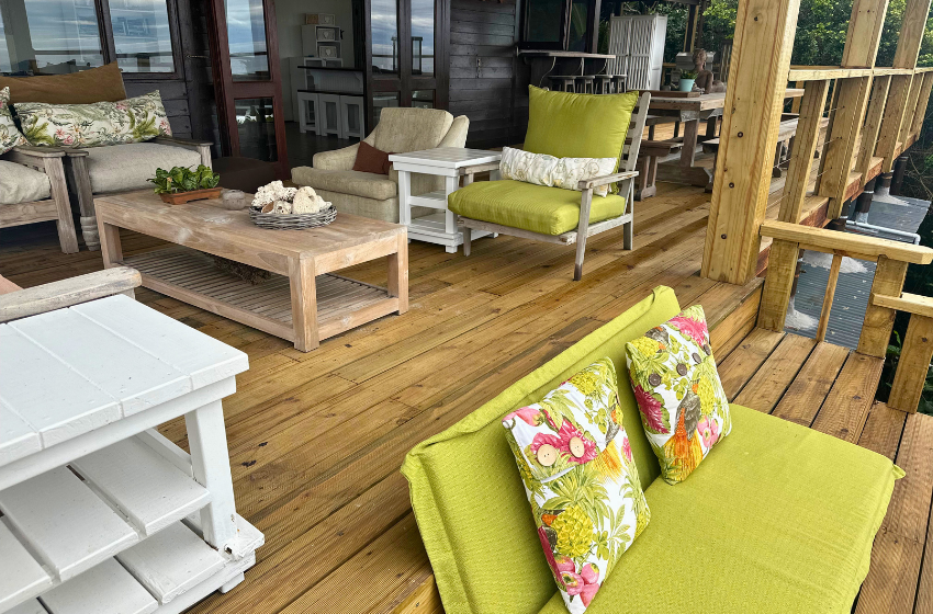 Deck with lounge and dining area at Mar Azul 4 in Ponta Malongane 