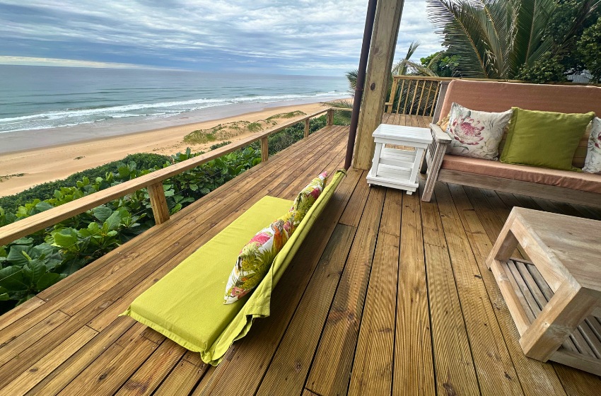 Deck with lounger at Mar Azul 4 in Ponta Malongane 