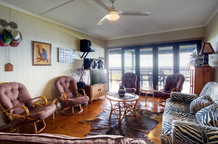 Interior lounge area with sea view at Campismo Ninho 23 in Ponta Malongane
