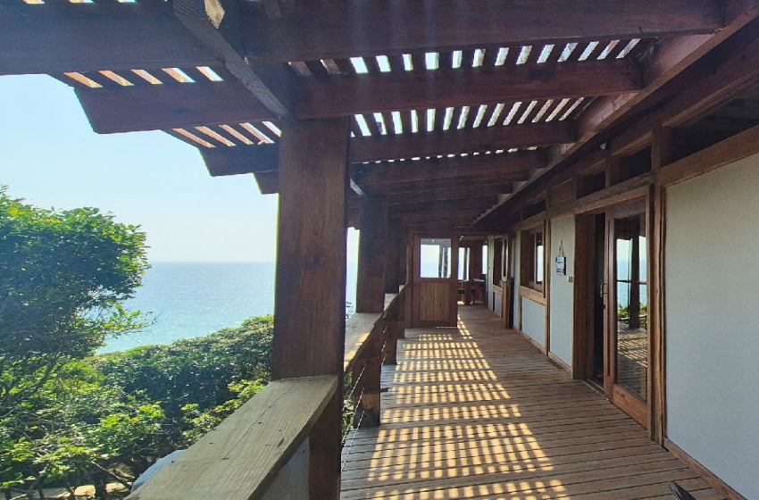 Deck with sea view at Vila do Monte 10 in Ponta Mamoli