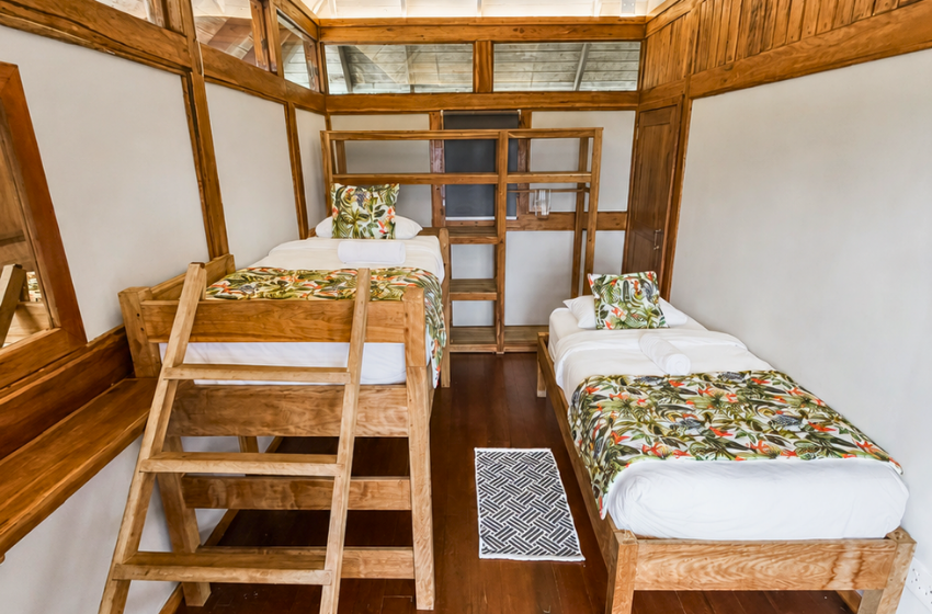 bunk beds with ladder at Aloha 18 in Ponta Mamoli