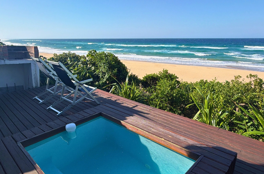 deck with pool at Baleia azul beachfront tent 7 in Ponta Mamoli