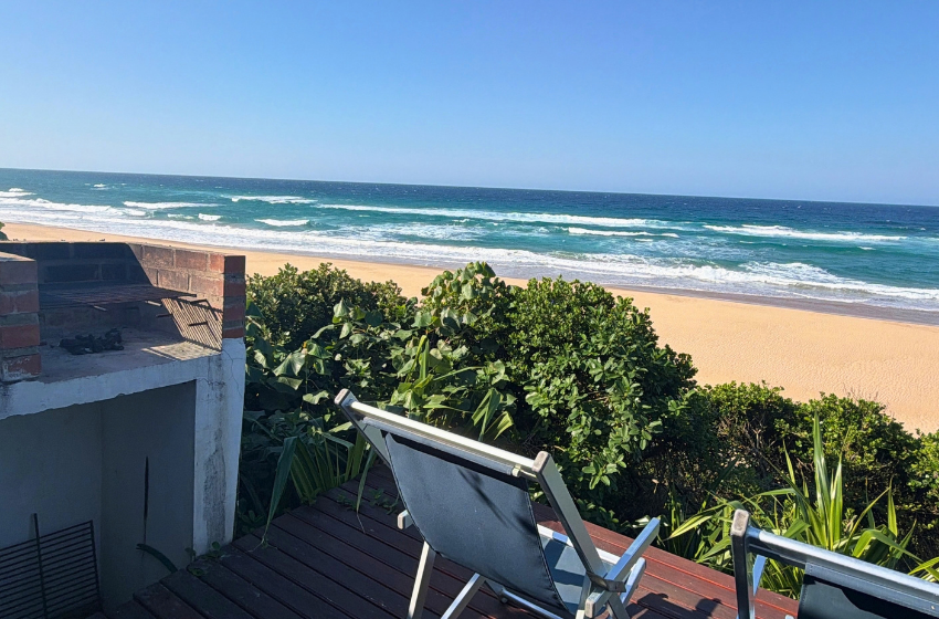 deck with loungers at Baleia azul beachfront tent 7 in Ponta Mamoli