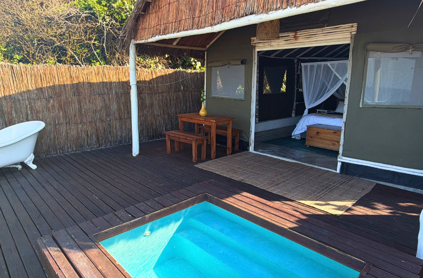 entrance view with pool at Baleia azul beachfront tent 7 in Ponta Mamoli