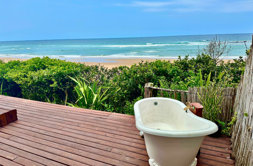 deck with bath overlooking the seat at Baleia azul beachfront tent 7 in Ponta Mamoli