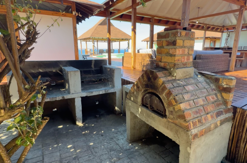 gas braai and pizza oven at Aloha 5 in Ponta Mamoli