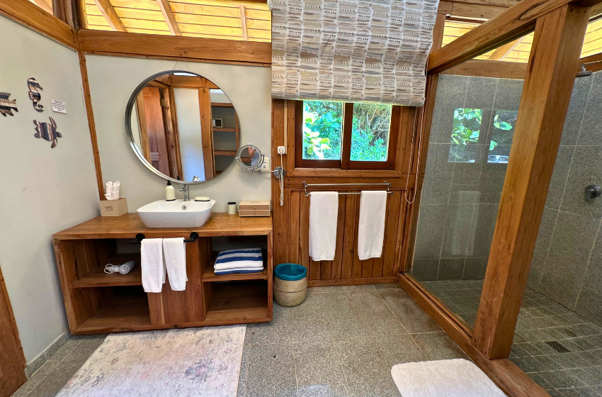 bathroom 2 at Aloha 5 in Ponta Mamoli