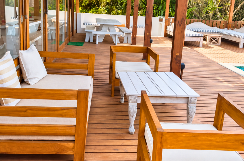 exterior seating at Aloha 7 in Ponta Mamoli