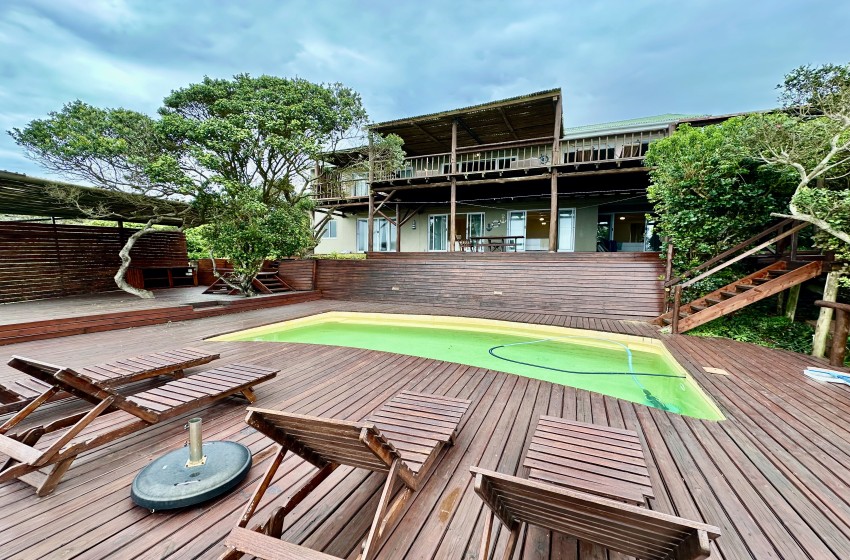 pool with loungers at kangela 11 in Ponta Malongane