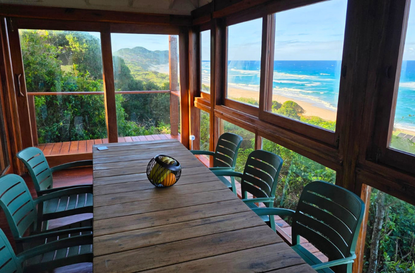 dining area at Makana 3A chalet in Ponta Mamoli