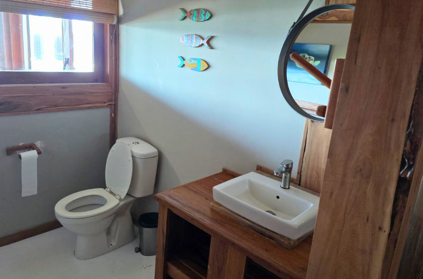 full bathroom at Makana 3A chalet in Ponta Mamoli