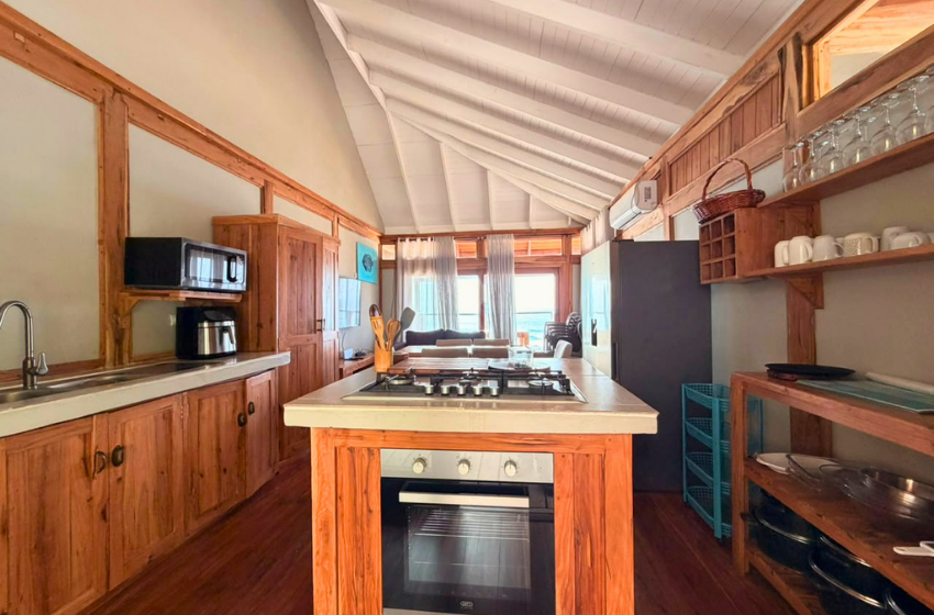 full kitchen lounge with TV at Makana 7A in Ponta Mamoli