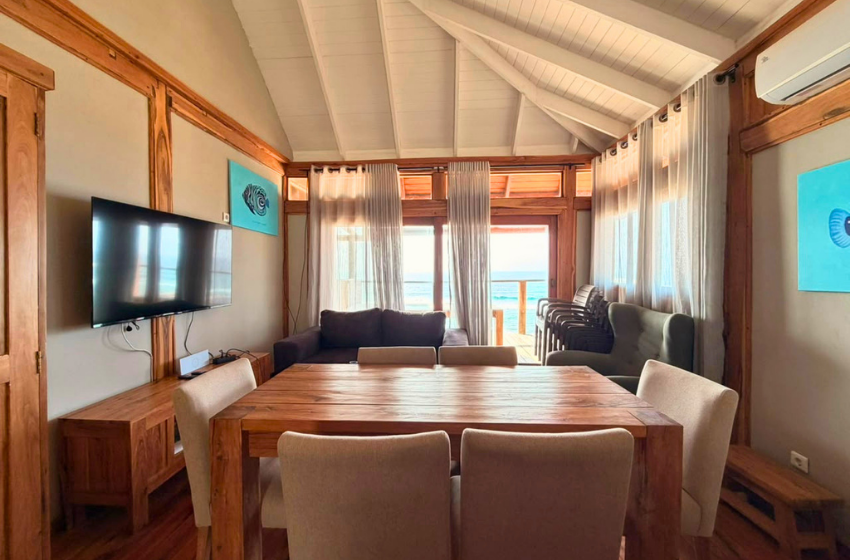dining room at Makana 7A in Ponta Mamoli